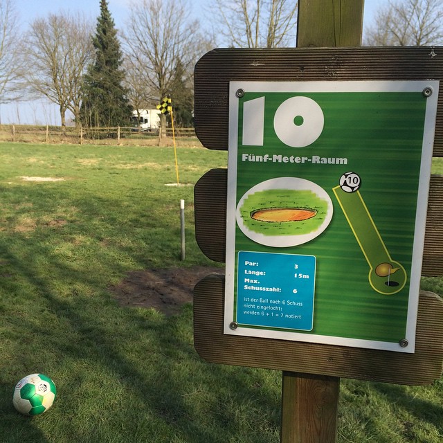 Fußballgolf mit der kleinen Fußballerin