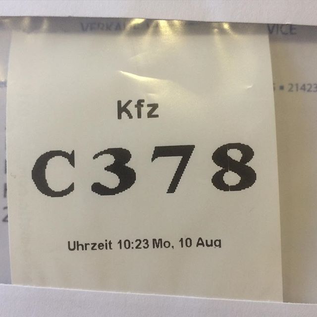 Schon wieder bei der Zulassungsstelle warten