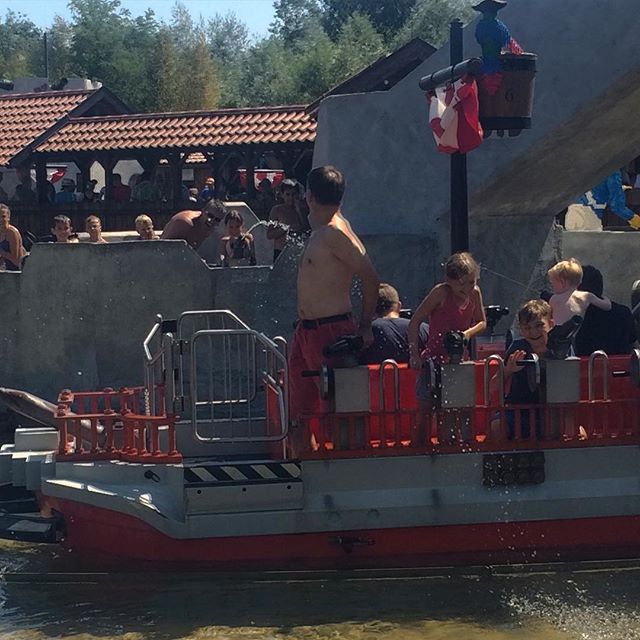 Hier werden Piraten mit Akkuschrauber an den Wasserkanonen bekämpft 😂😂😃