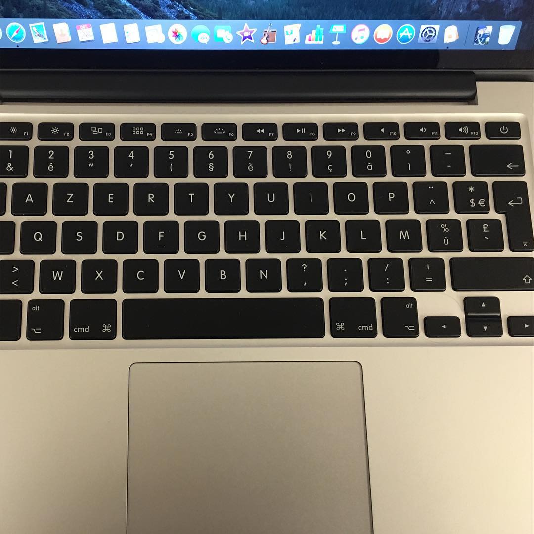 Die deutsche Tastatur unterscheidet sich ja nur marginal von der amerikanischen, aber bei der französischen Tastatur hat doch jemand die Buchstaben vertauscht! 😂